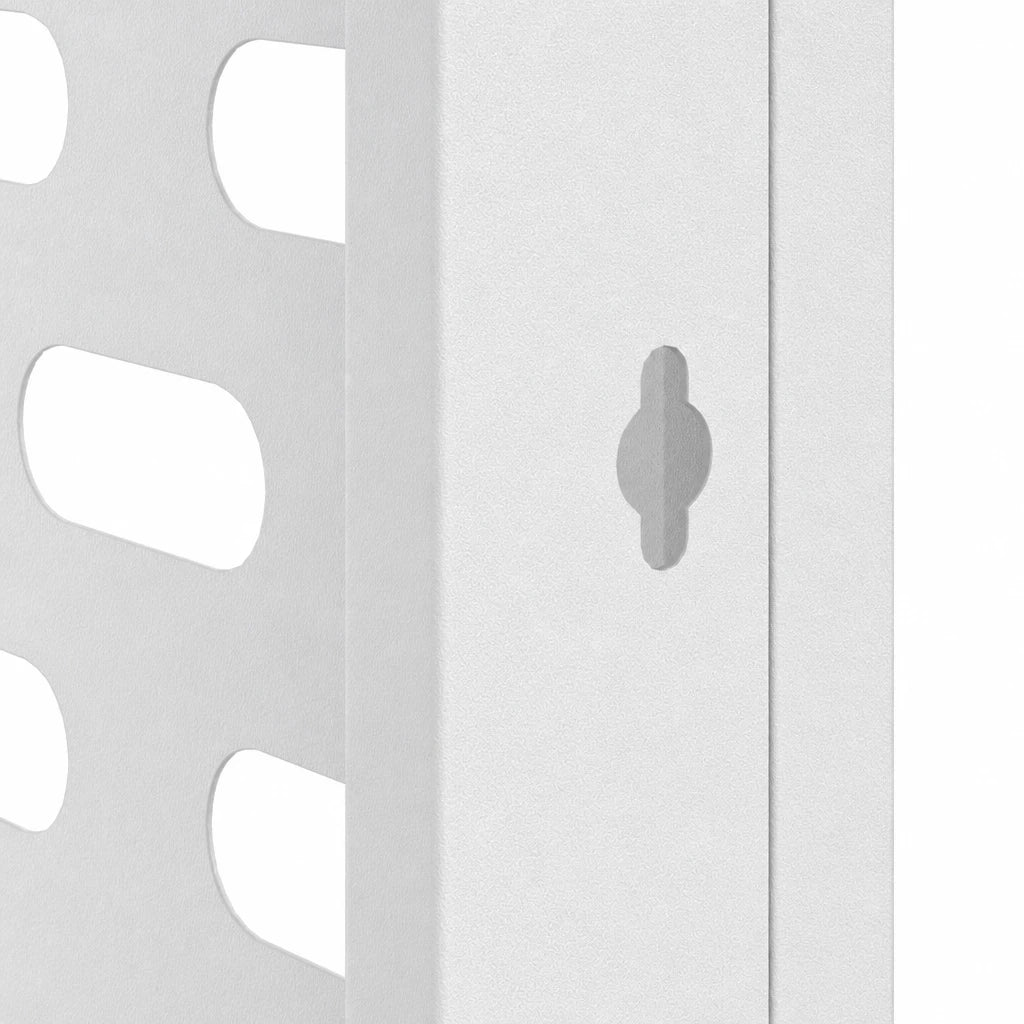 Détail des perforations du cache clim extérieur en acier blanc
