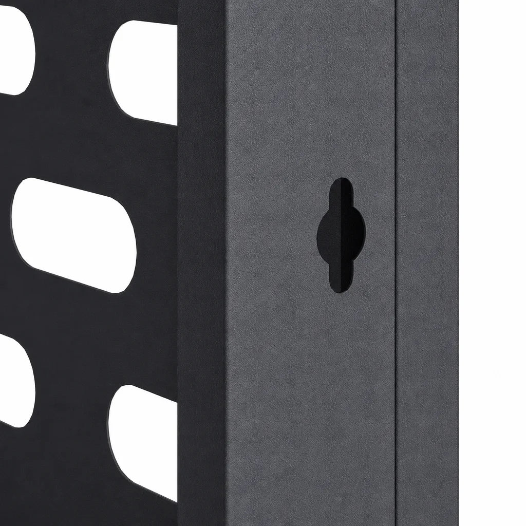 Détail des perforations du cache clim extérieur en acier anthracite

