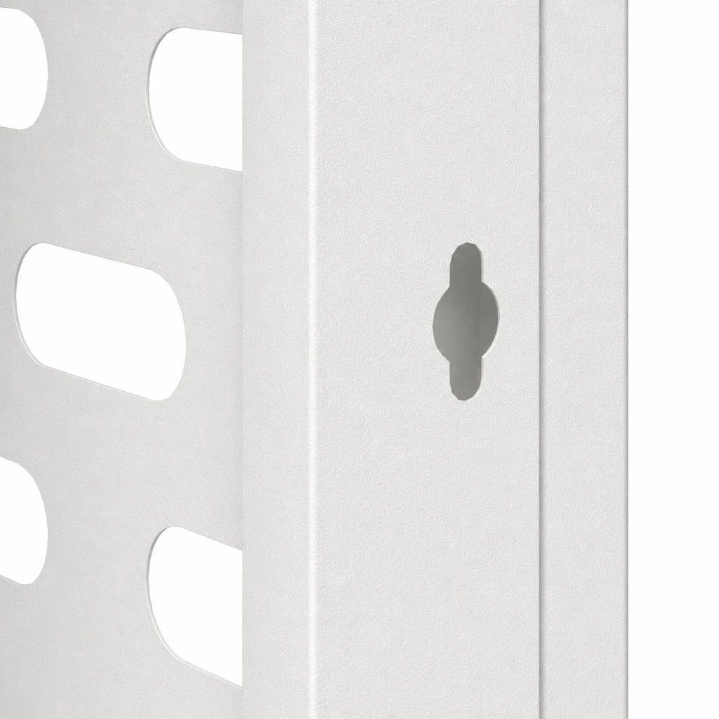 Détail des perforations et de la fixation du cache clim extérieur blanc
