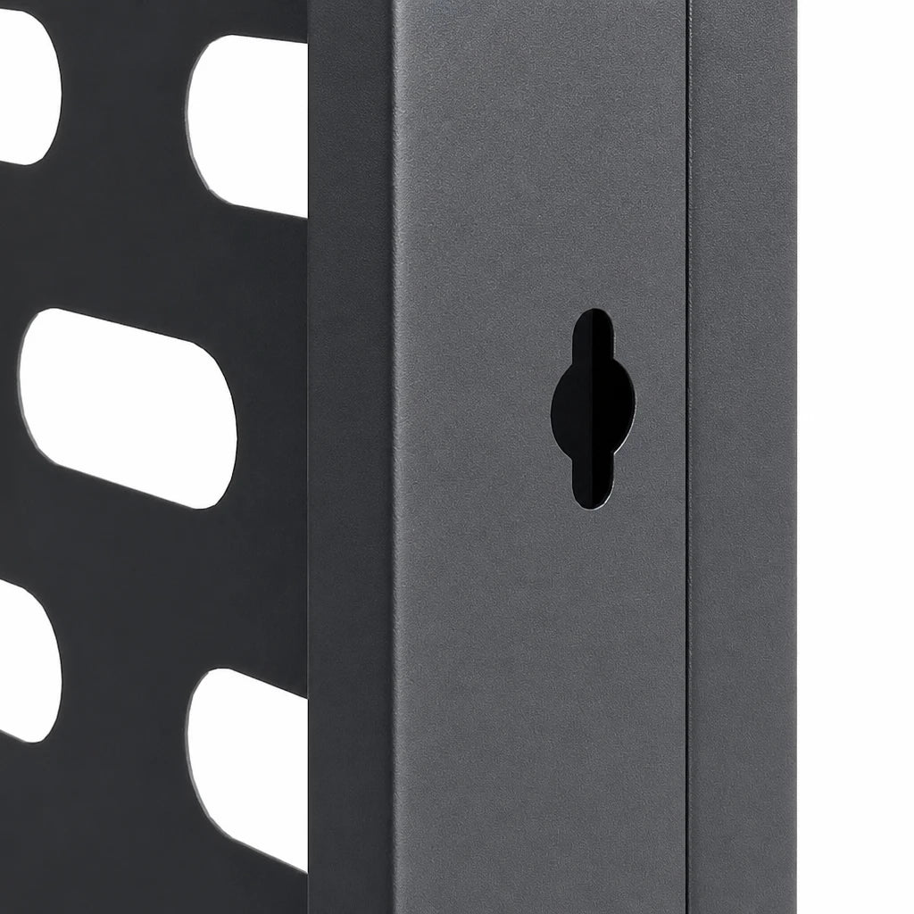 Détail des perforations du cache clim extérieur en acier anthracite
