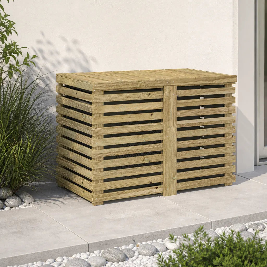 Cache climatiseur en bois installé sur une terrasse, entouré d'arbustes

