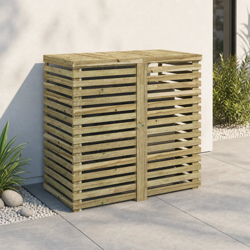 Cache climatiseur en bois installé sur une terrasse, entouré d'arbustes
