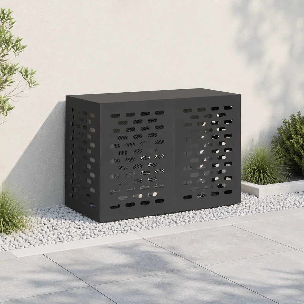 Cache clim extérieur noir contre un mur, entouré de végétation
