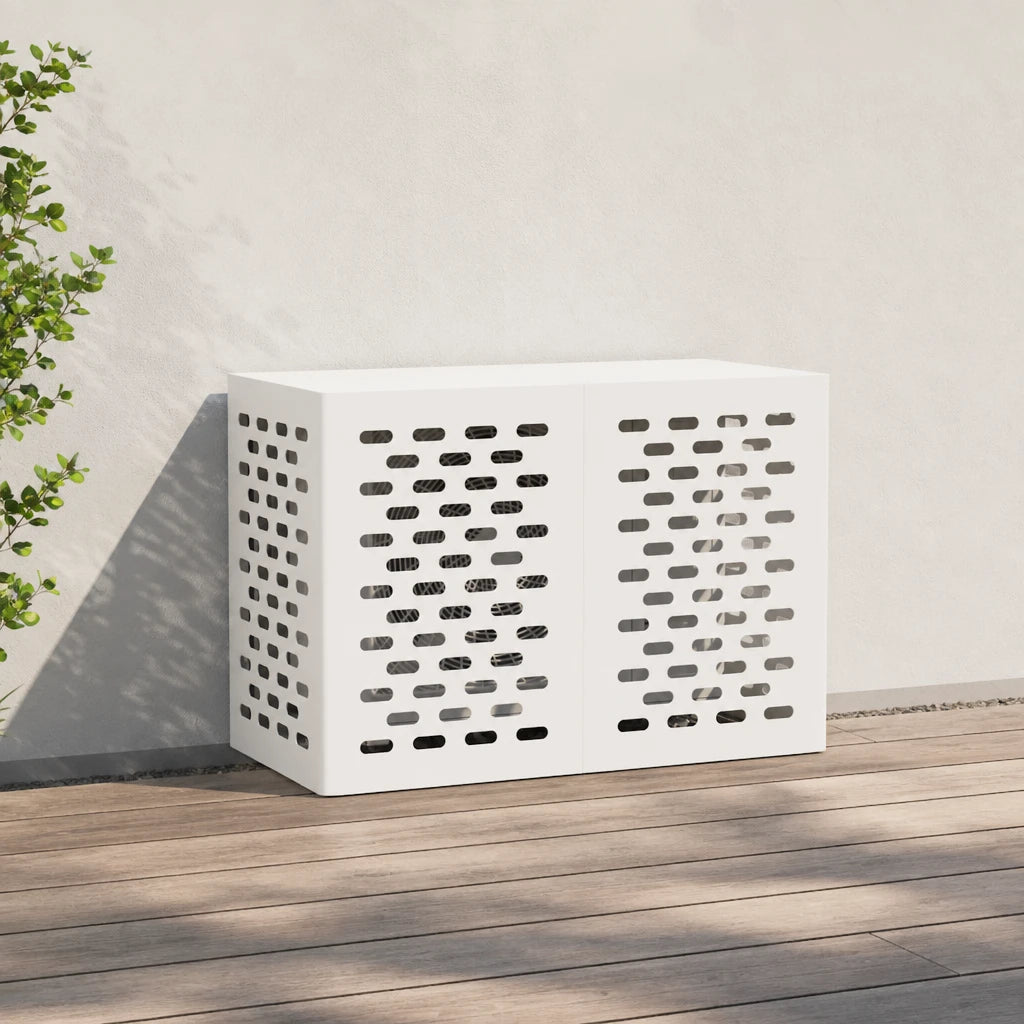 Cache clim extérieur blanc posé sur une terrasse, entouré de végétation

