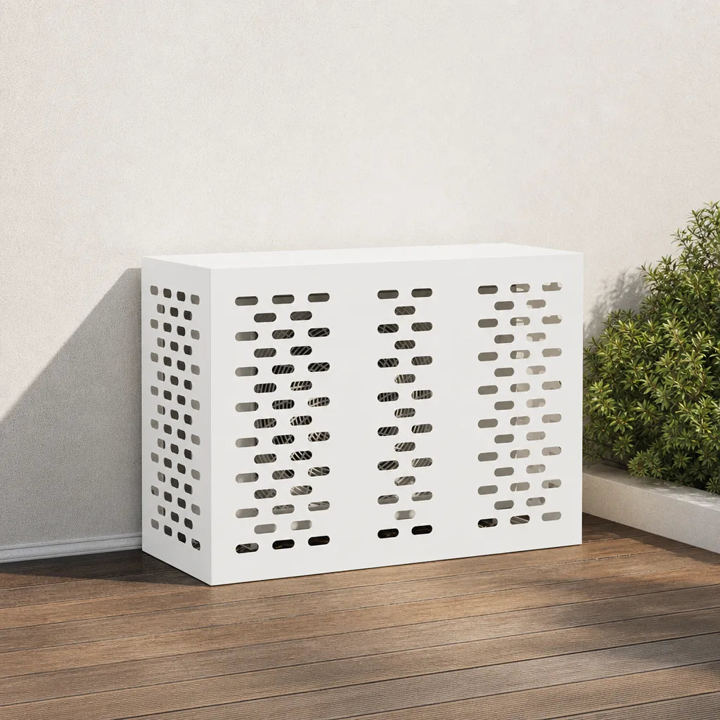 Cache clim extérieur blanc installé sur une terrasse en bois, à proximité d'une plante

