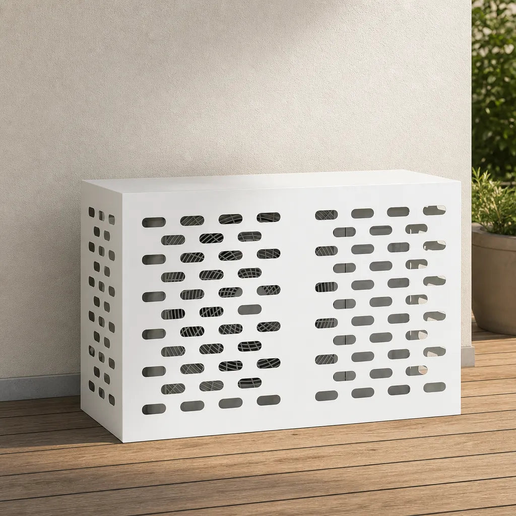 Cache clim extérieur blanc contre une façade, à proximité d'une plante en pot

