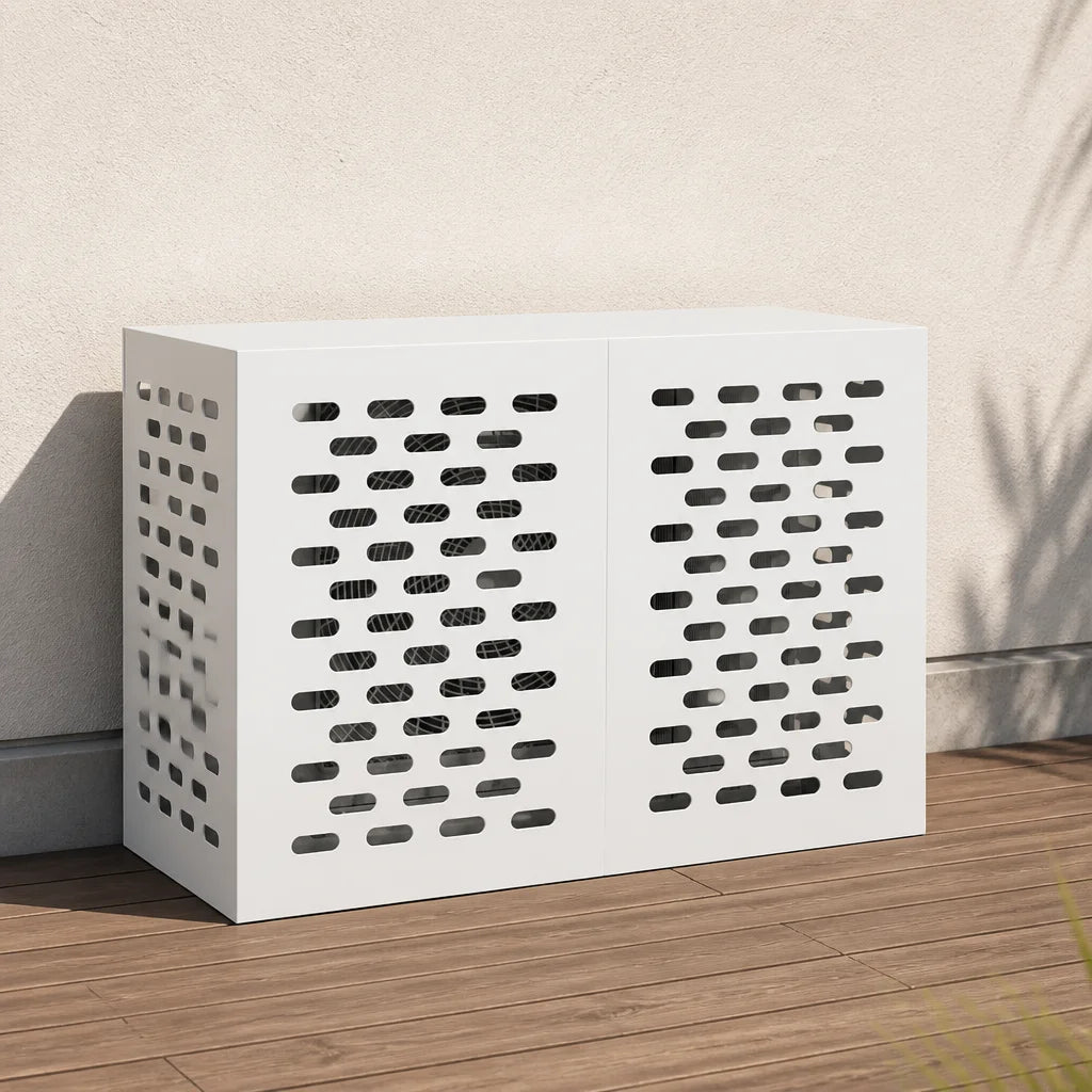 Cache clim extérieur blanc installé sur une terrasse en bois
