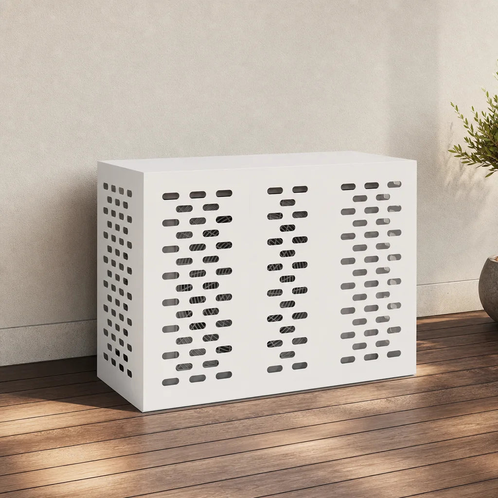 Cache clim extérieur blanc contre une façade, sur parquet extérieur
