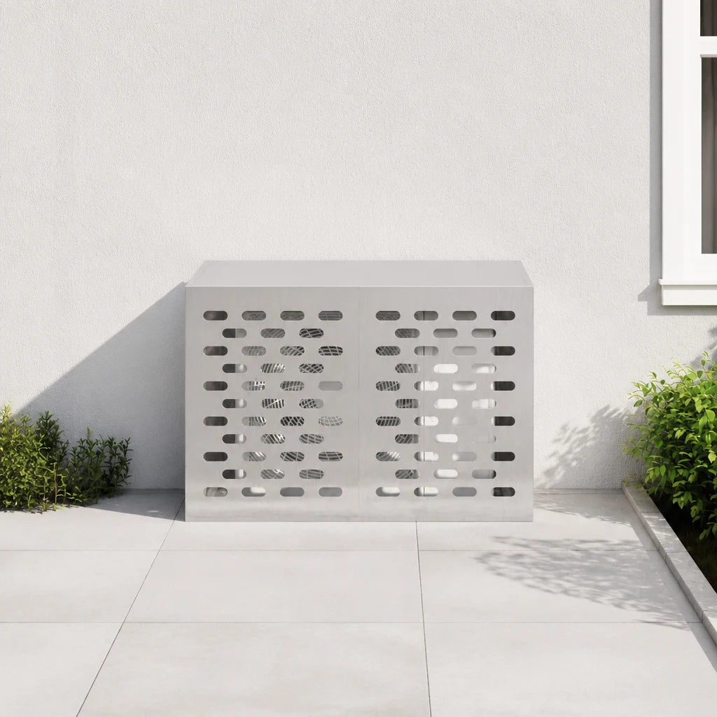 Cache climatiseur inox installé contre une façade, terrasse en dalles claires