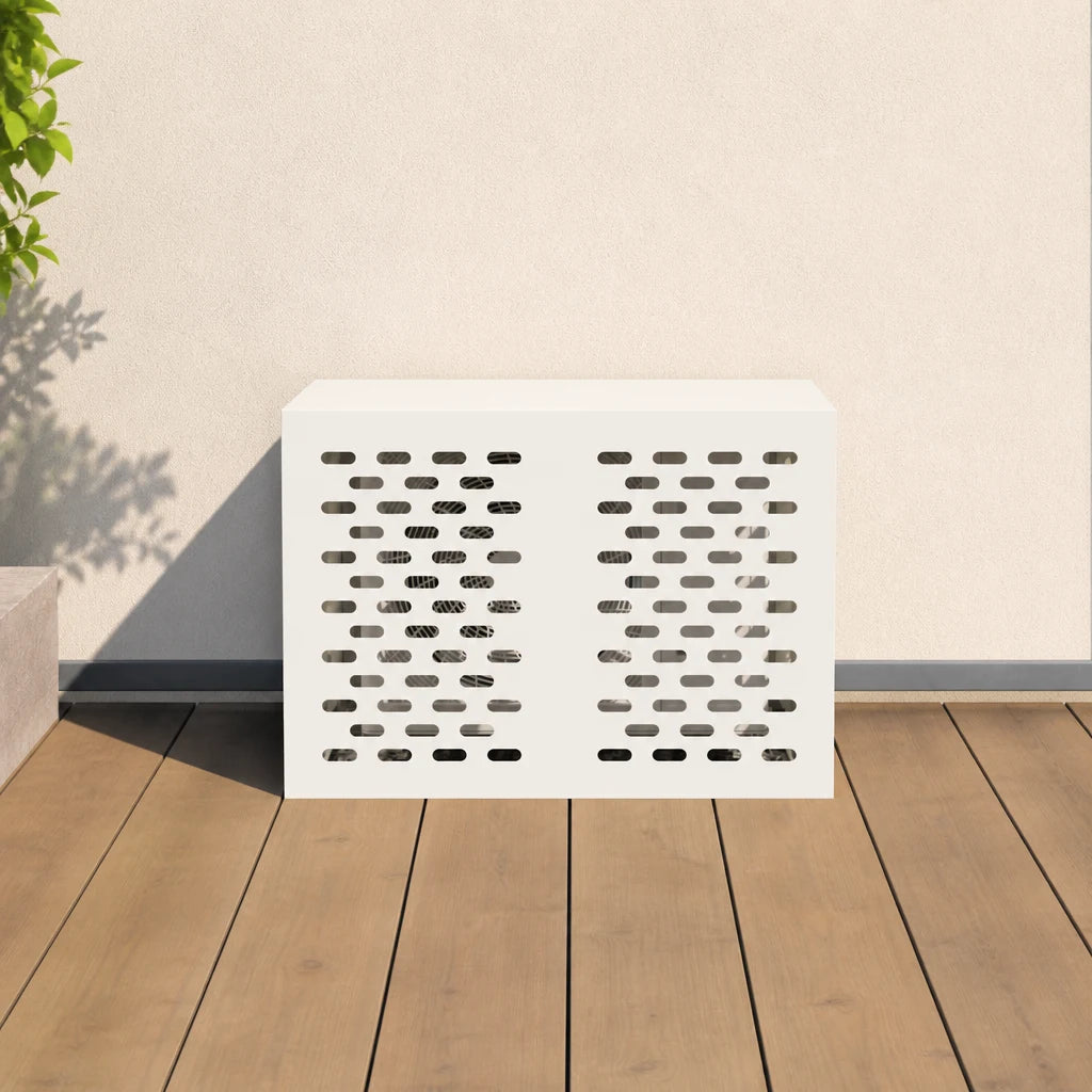 Cache clim extérieur blanc contre une façade, à proximité d'une plante grimpante

