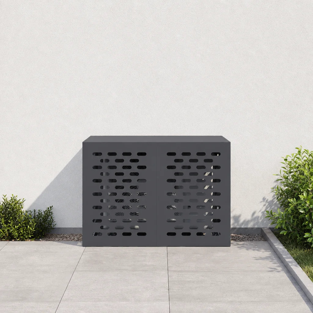 Cache clim extérieur anthracite installé contre une façade, entouré d'arbustes
