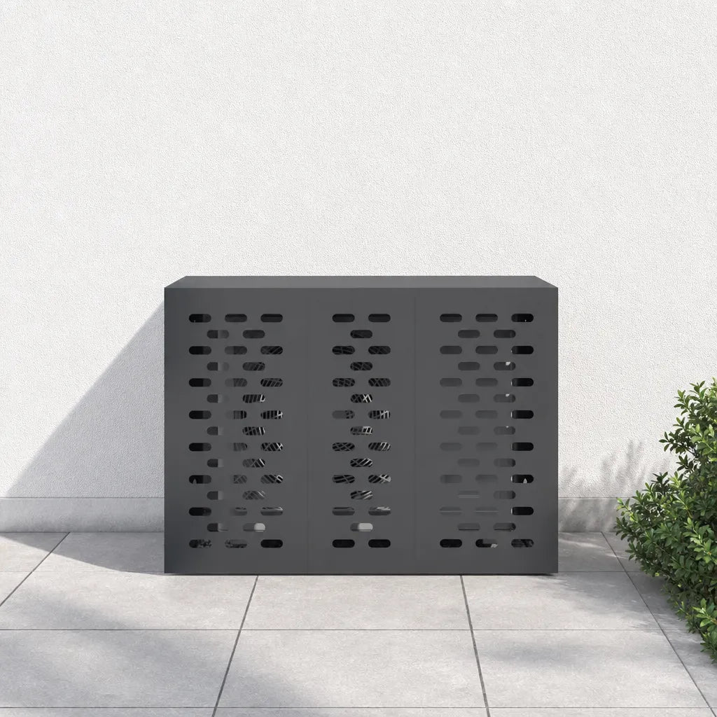 Cache clim extérieur anthracite installé sur une terrasse en dalles, à proximité d'une plante
