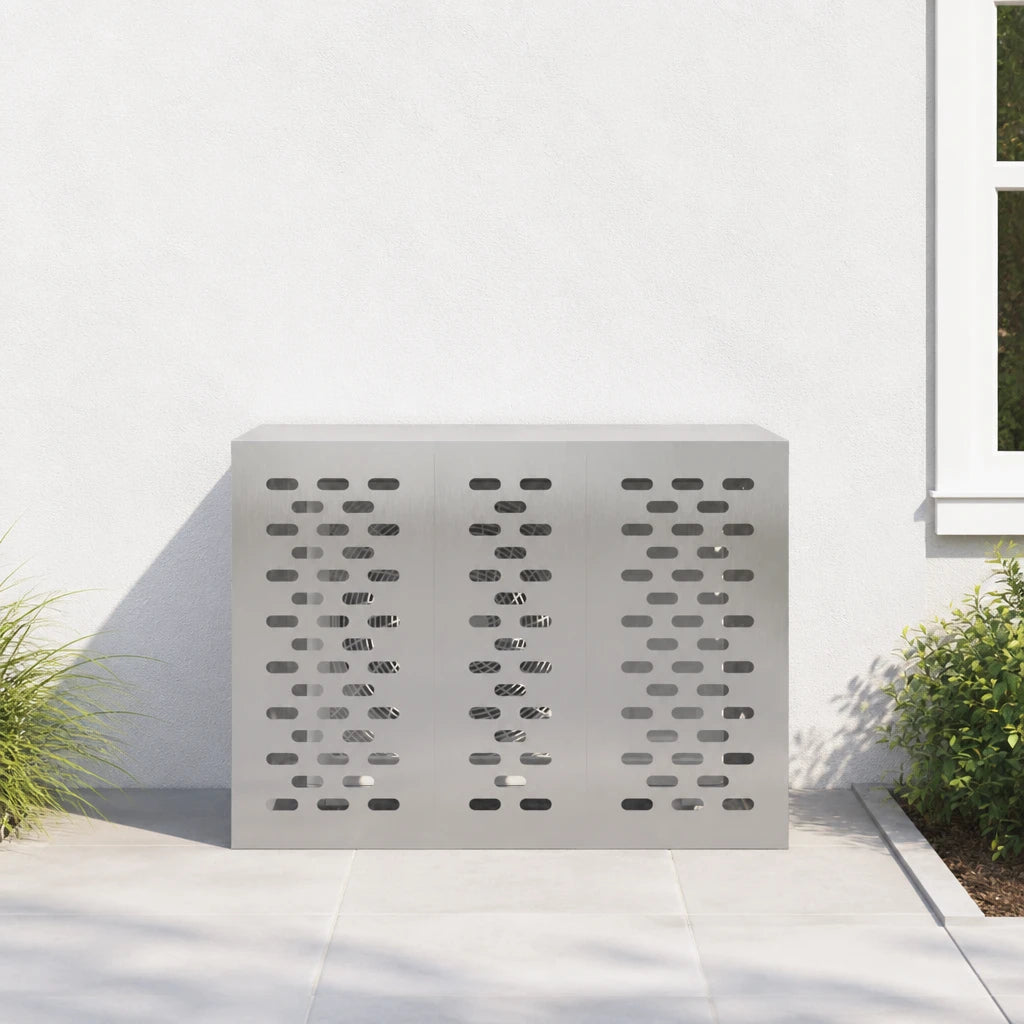 Cache climatiseur inox installé contre une façade, à proximité de plantes