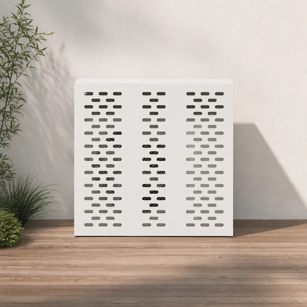 Cache clim extérieur blanc installé sur une terrasse en bois, à côté d'une plante
