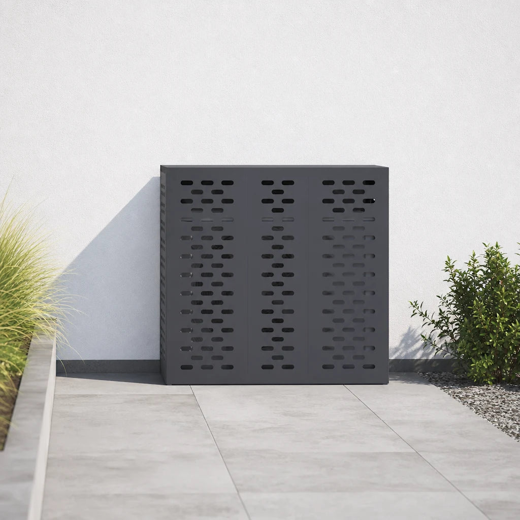 Cache clim extérieur anthracite installé contre une façade, à proximité d'un arbuste
