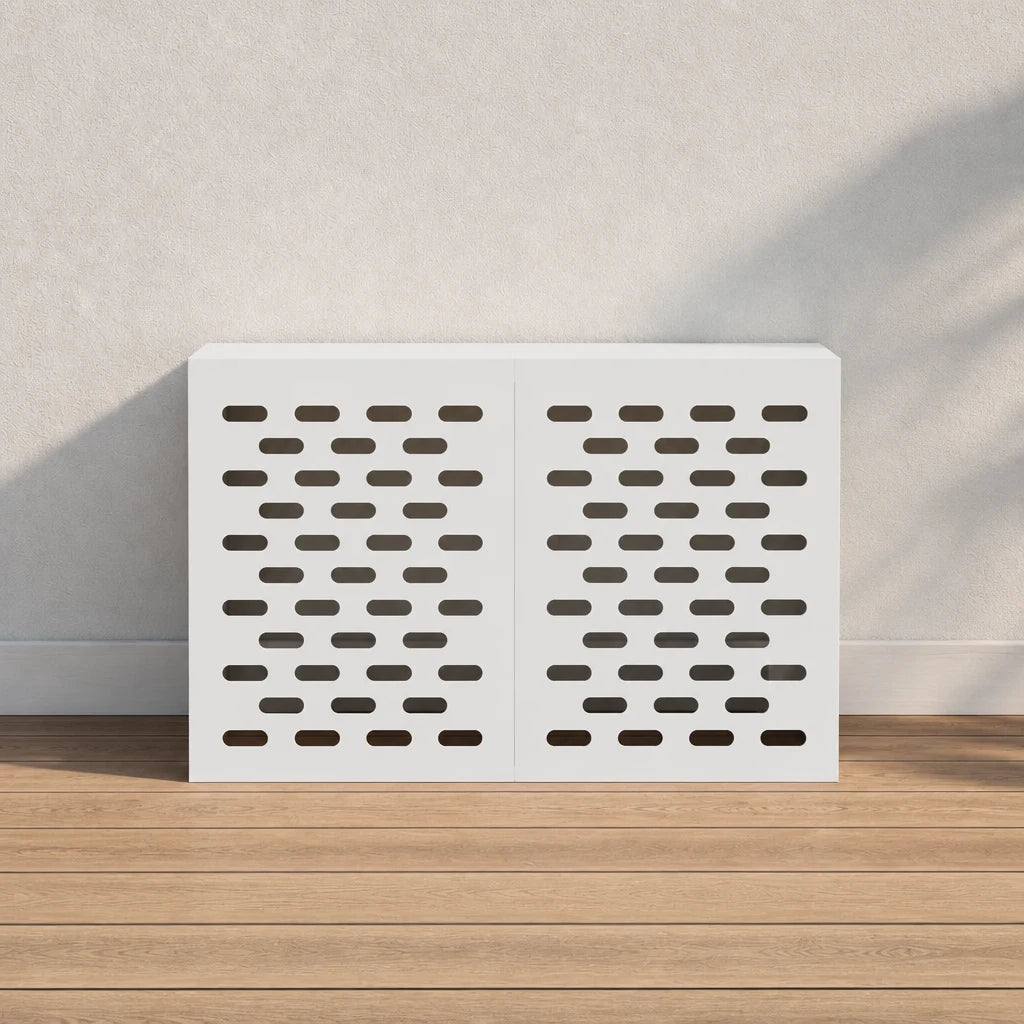 Cache clim extérieur en acier perforé blanc, vue de face sur parquet
