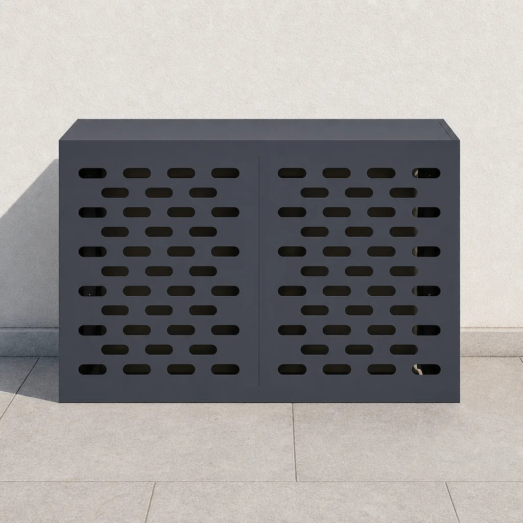 Cache clim extérieur anthracite installé sur une terrasse en dalles
